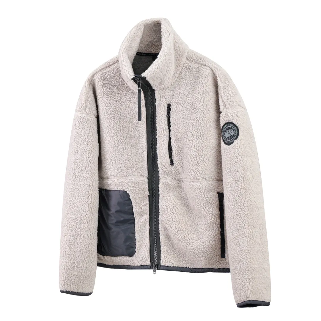 P620 Canada Goose/Canada Goose Shearling Jacket Simcoe Shearling Zip Jacket is made from Kind artificial long-hair sherpa, our new generation of wool fleece that helps keep the earth cold and the people on it warm. It features dropped shoulders, a high collar and an adjustable waist hem with internal drawstrings. Standard embroidery color label; top-quality goose Simcoe lambskin Color: Apricot Pink Black Gray White Army Green Size: S M L